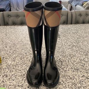Black rubber Burberry rain boots